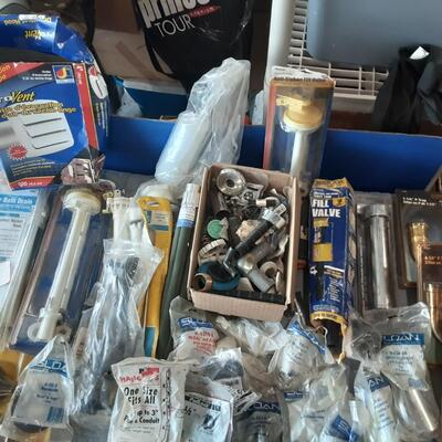lot 170 - Box of assorted plumbing