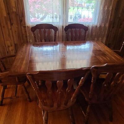 Lot D1: Dining Room Table & Chairs
