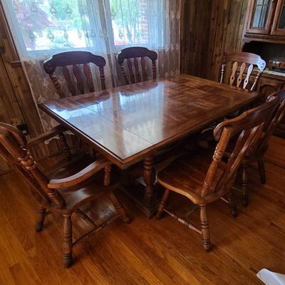 Lot D1: Dining Room Table & Chairs