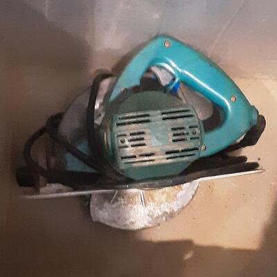 lot 195 - power saws Makita, B&D