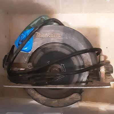 lot 195 - power saws Makita, B&D