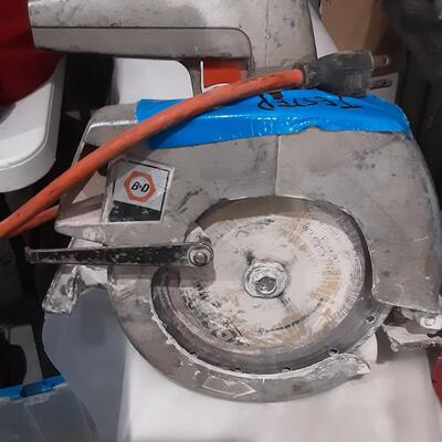 lot 195 - power saws Makita, B&D