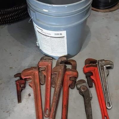 lot 204 Wrenches/gray bucket