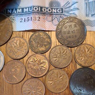 J7: Antique Coin Purse, Currencies 