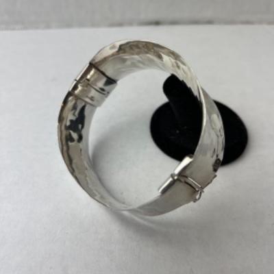 K686 Sterling Silver Hammered Hinged Bracelet 