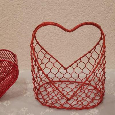 Lot 39: New Vintage Heart Baskets