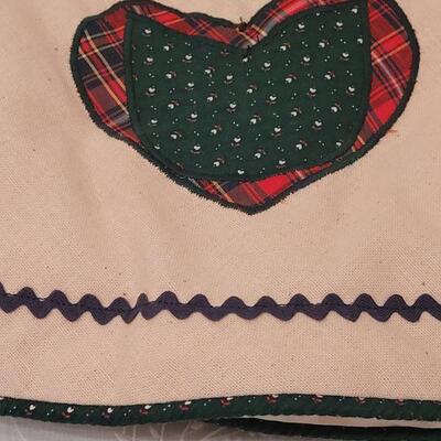 Lot 40: Vintage Hearts Tree Skirt 