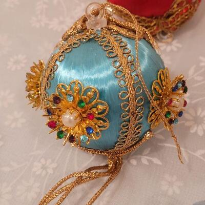 Lot 61: Vintage Handmade Beaded Ornaments 