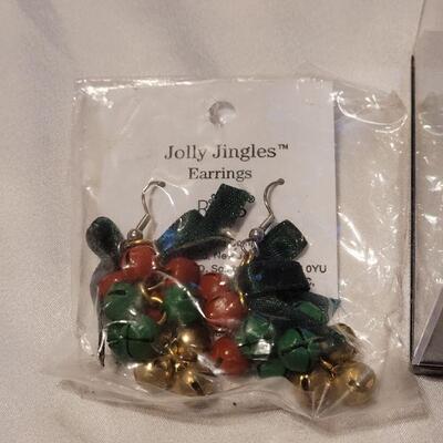Lot 86: New Vintage Christmas Jewelry 