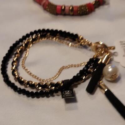 Lot 94: (4) New Sizeable Bracelets 