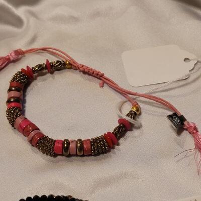 Lot 94: (4) New Sizeable Bracelets 