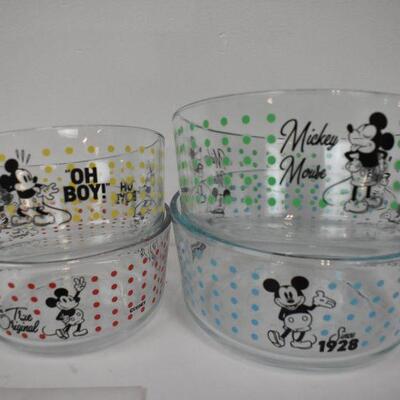 4 Pyrex Bowls with 4 Lids: Mickey Mouse Theme.