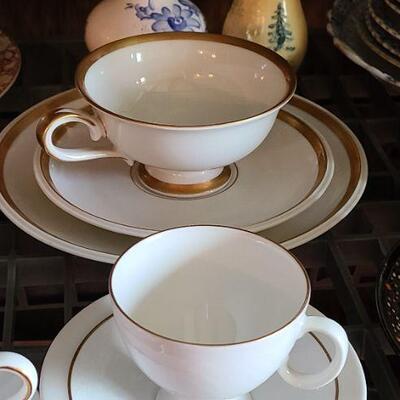 Lot 175: Mixed Lot Tea Cups and More