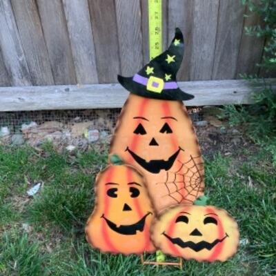 G - 856. Metal BOO ! Sign & Pumpkins 