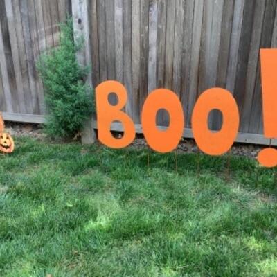 G - 856. Metal BOO ! Sign & Pumpkins 