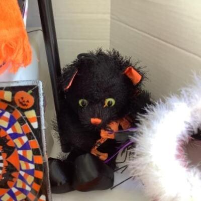 G - 859. Halloween Party Lot 