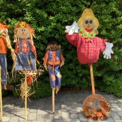 G - 860 Friendly Scarecrows 