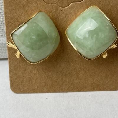 K710 14k Yellow Gold Jade Pierced Earrings 