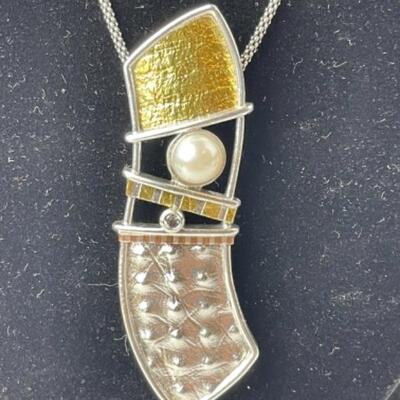 K714 Silver/Gold /Metal , Pearl,Diamond Pin Pendant 