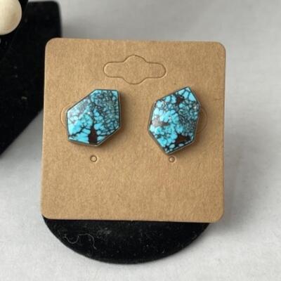 K742 Turquoise Necklace with Two Pairs of Earrings 