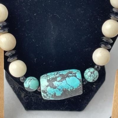 K742 Turquoise Necklace with Two Pairs of Earrings 