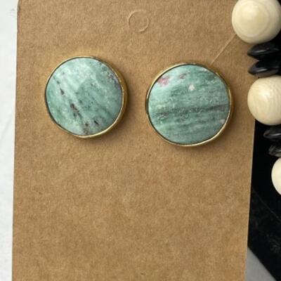 K742 Turquoise Necklace with Two Pairs of Earrings 