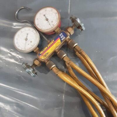 lot 259 - Yellow jacket R12 R22 R502 test and charging Manifold