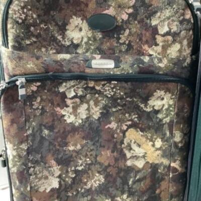 G - 894. Luggage Lot