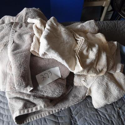 lot 273 -= Bag of work towels, moving blanket