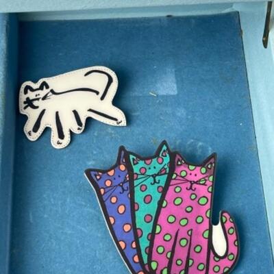 K921 Fun Artsy Cat Jewelry Pin and Case 