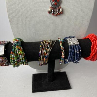K924 Multi colored Beaded jewelry lot 