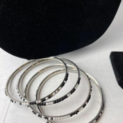 K926 Black and White Beaded Jewelry Lot 
