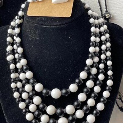 K926 Black and White Beaded Jewelry Lot 