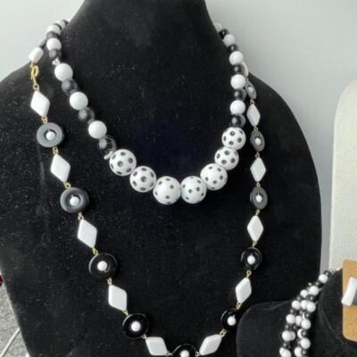 K926 Black and White Beaded Jewelry Lot 