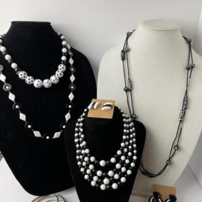 K926 Black and White Beaded Jewelry Lot 