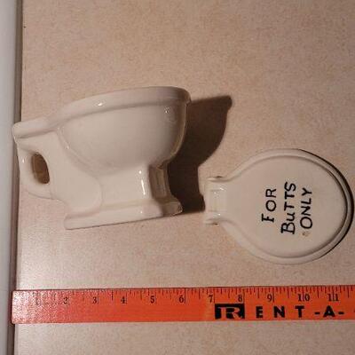 Lot 8: Vintage Ceramic FOR BUTTS ONLY Novelty Toilet Cigarette Ashtray Covered