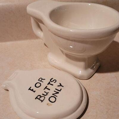 Lot 8: Vintage Ceramic FOR BUTTS ONLY Novelty Toilet Cigarette Ashtray Covered