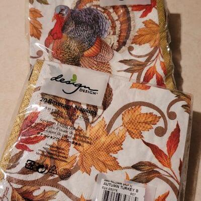 Lot 16: Assorted NEW Hallmark Deco Napkins 