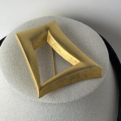 K938 Black, Gold, Silver Tone Costume Jewelry Lot 