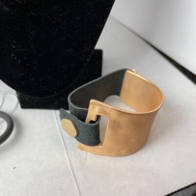 K938 Black, Gold, Silver Tone Costume Jewelry Lot 