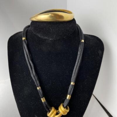 K938 Black, Gold, Silver Tone Costume Jewelry Lot 