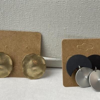 K938 Black, Gold, Silver Tone Costume Jewelry Lot 