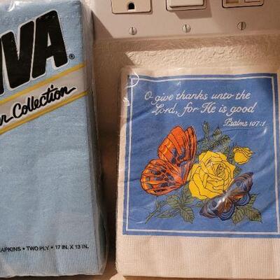 Lot 22: Assorted NEW Deco Party Napkins 