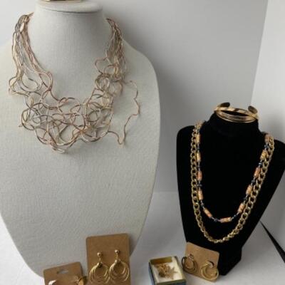 K942 Gold tone Costume Jewelry Lot 