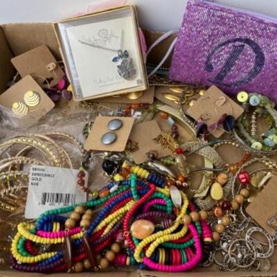 K982 Mixed Lot of Costume Jewelry 