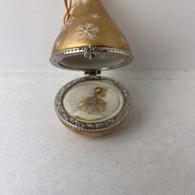 K983 14k Yellow and White Gold Snowflake Charm in Hinged Case