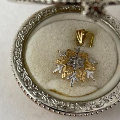 K983 14k Yellow and White Gold Snowflake Charm in Hinged Case