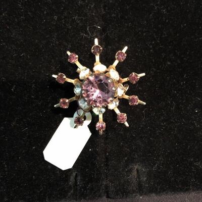 Lot 176 - Vintage Pins