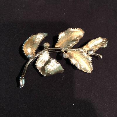 Lot 176 - Vintage Pins