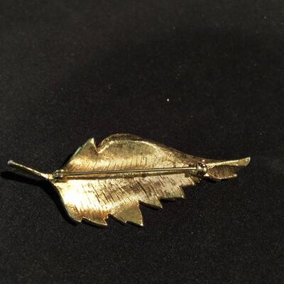 Lot 176 - Vintage Pins